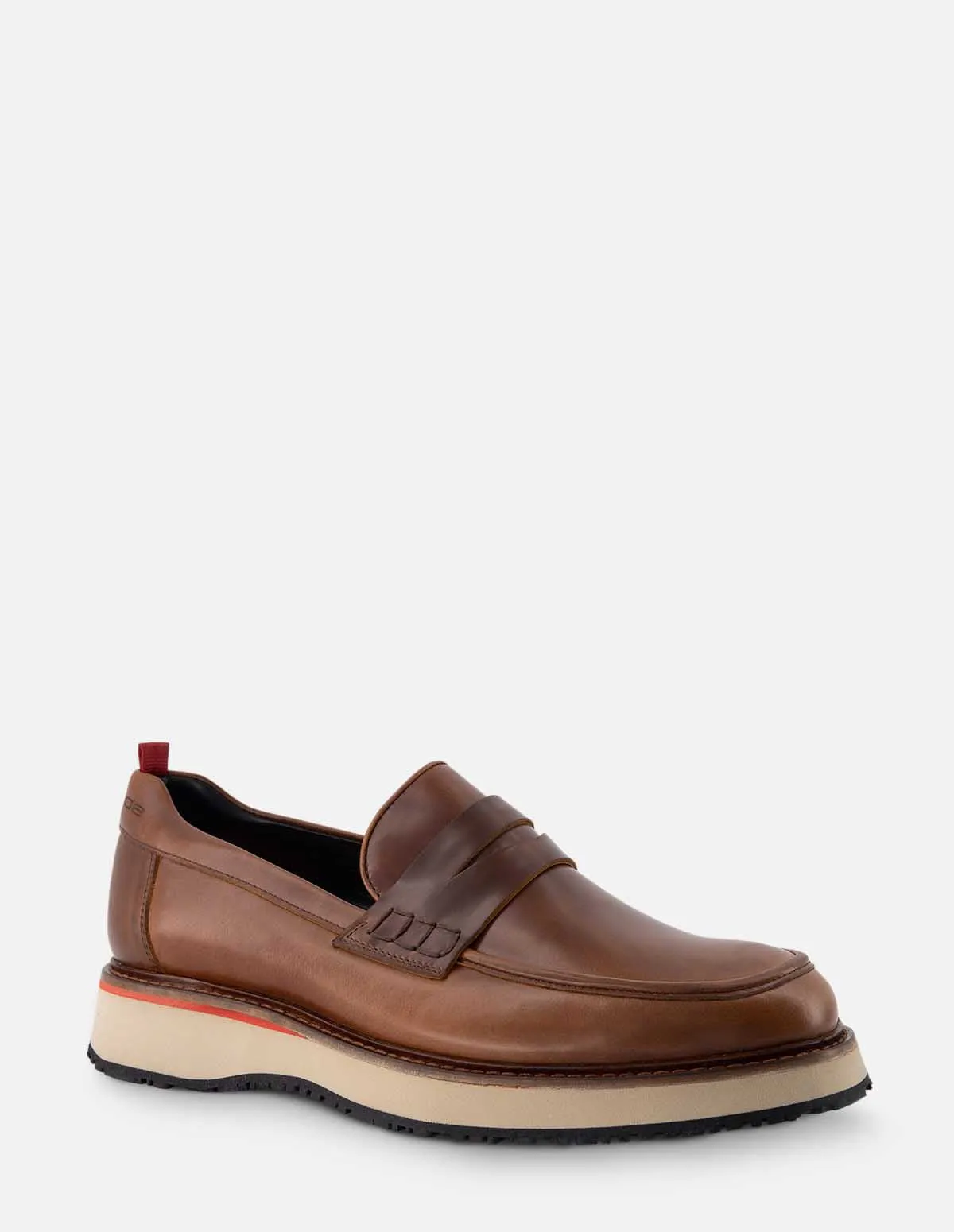 Mocasín en piel napa color cuero con suela color arena para hombre