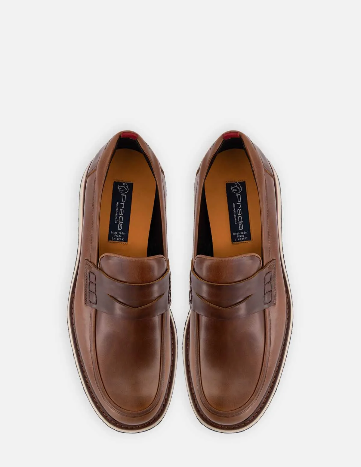 Mocasín en piel napa color cuero con suela color arena para hombre