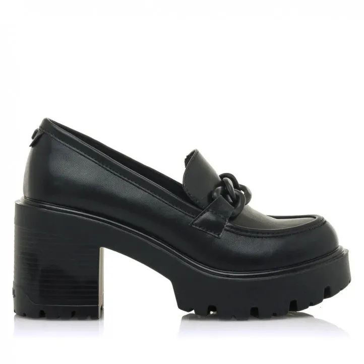 Mocasín Mustang Saba estilo blucher en napa sintético y charol negro