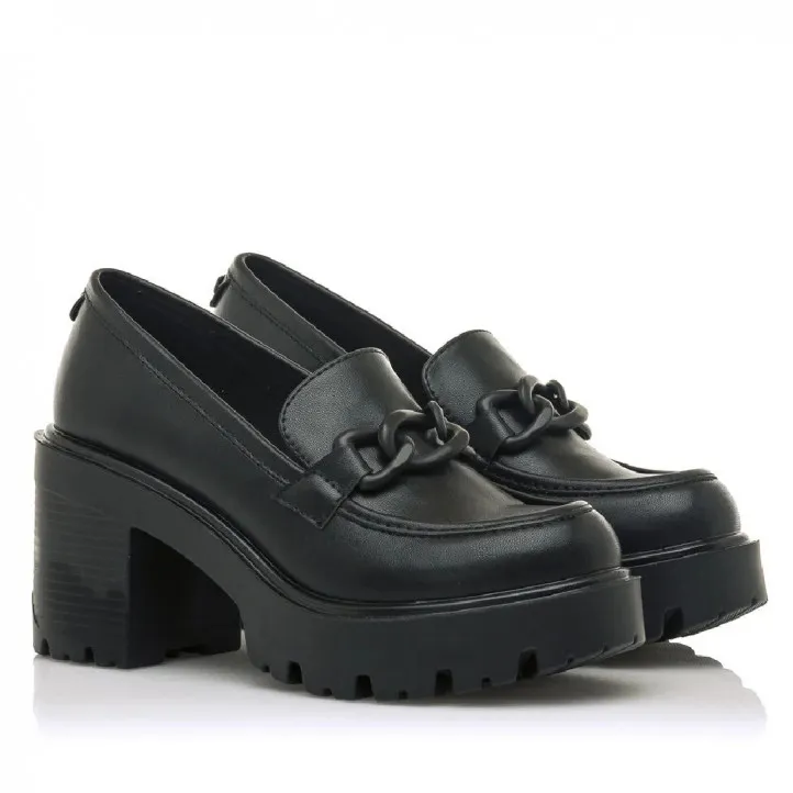 Mocasín Mustang Saba estilo blucher en napa sintético y charol negro