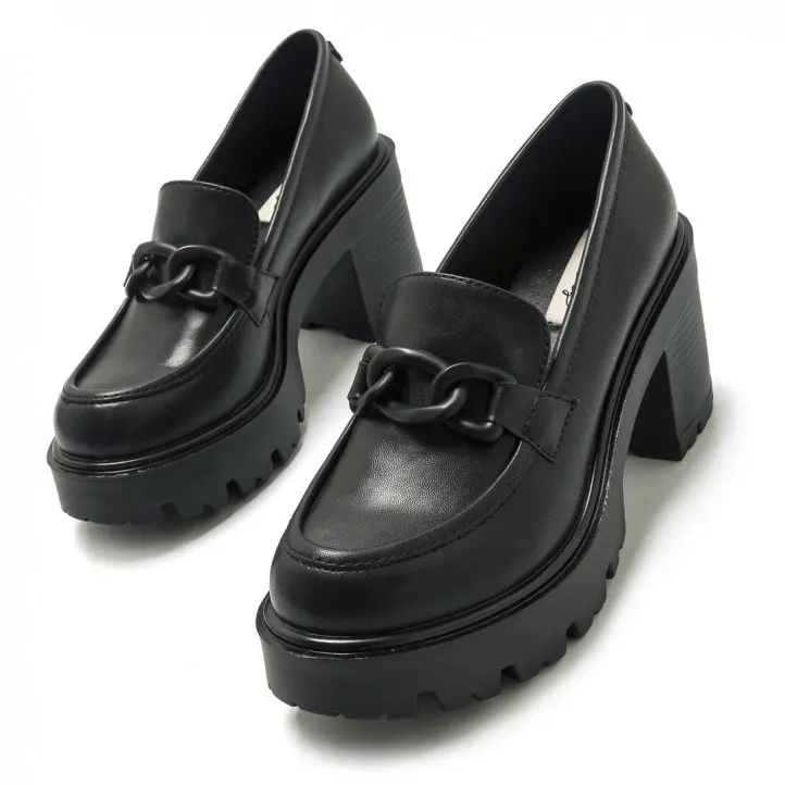 Mocasín Mustang Saba estilo blucher en napa sintético y charol negro
