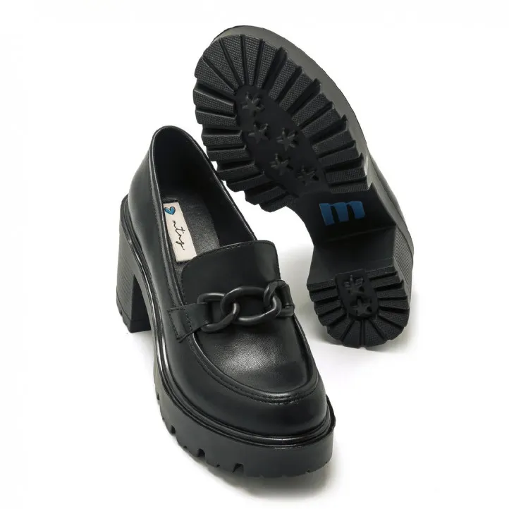 Mocasín Mustang Saba estilo blucher en napa sintético y charol negro