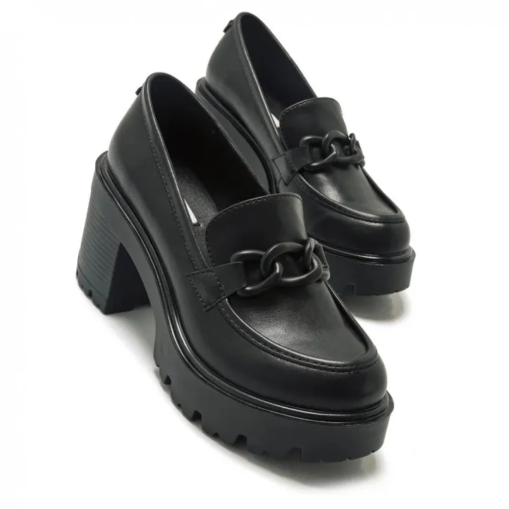 Mocasín Mustang Saba estilo blucher en napa sintético y charol negro