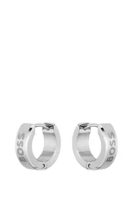 Pendientes de aro plateados con logos grabados