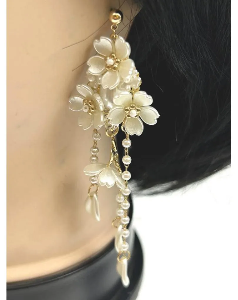 PENDIENTES LARGOS MUJER DE BODA DORADOS CON FLORES BLANCAS