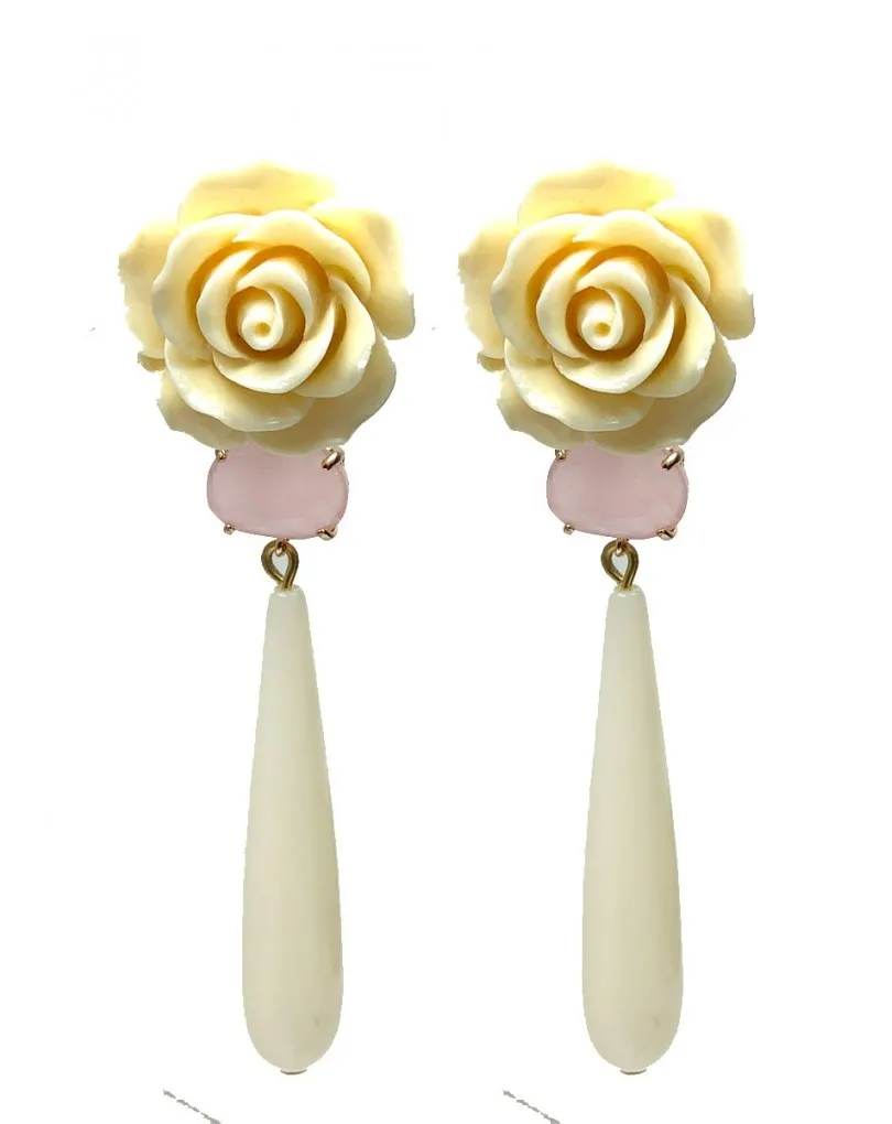 PENDIENTES MUJER BEIGE MUY FAVORECEDORES, APORTAN FRESCURA Y DULCIFICAN EL ROSTRO DE LA MUJER