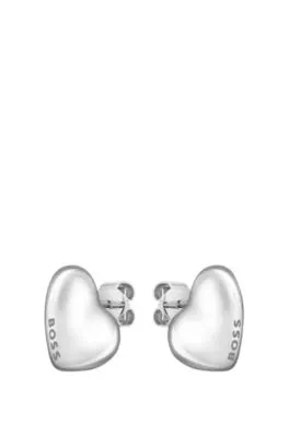 Pendientes plateados con forma de corazón y detalles de logo
