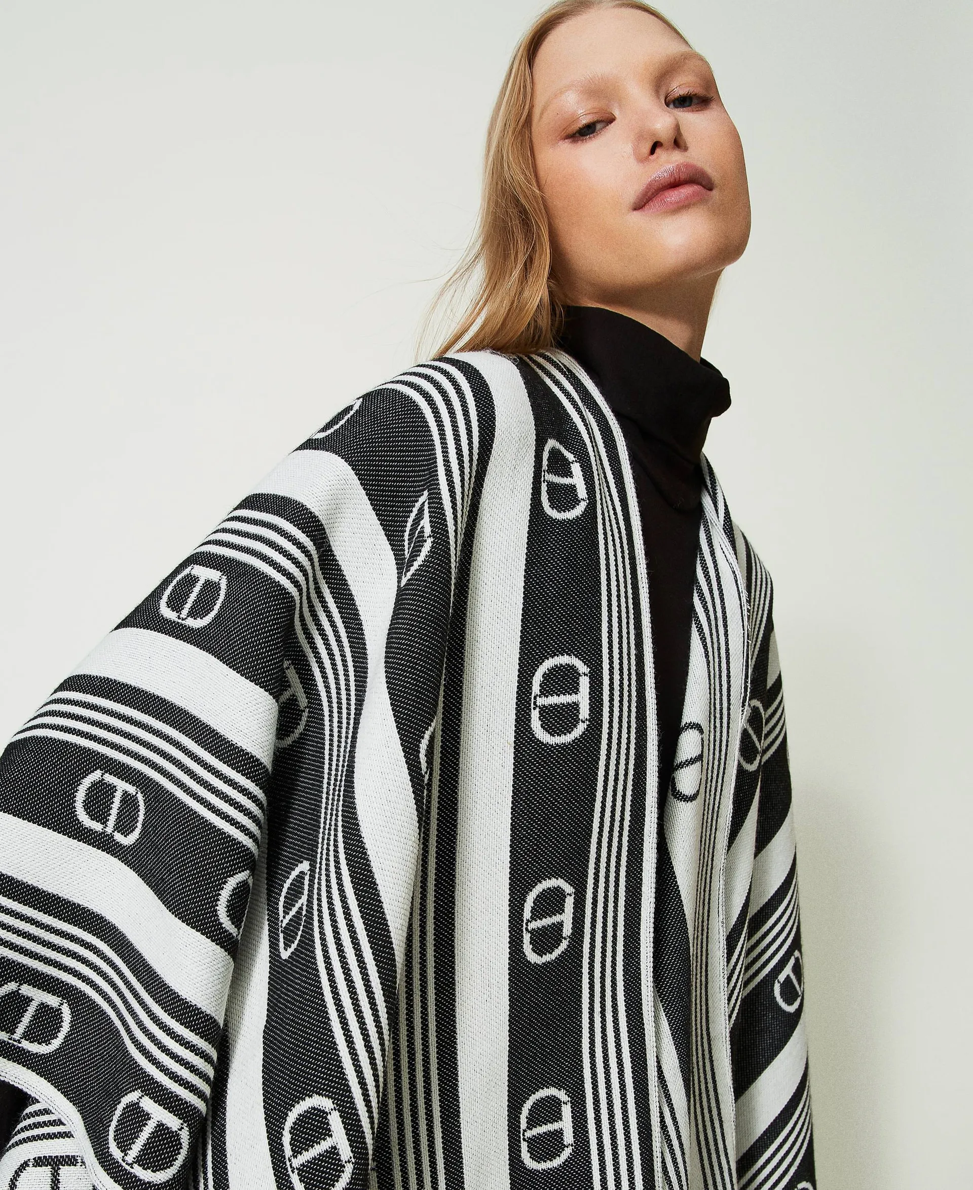 Poncho en laine mélangée jacquard avec rayures