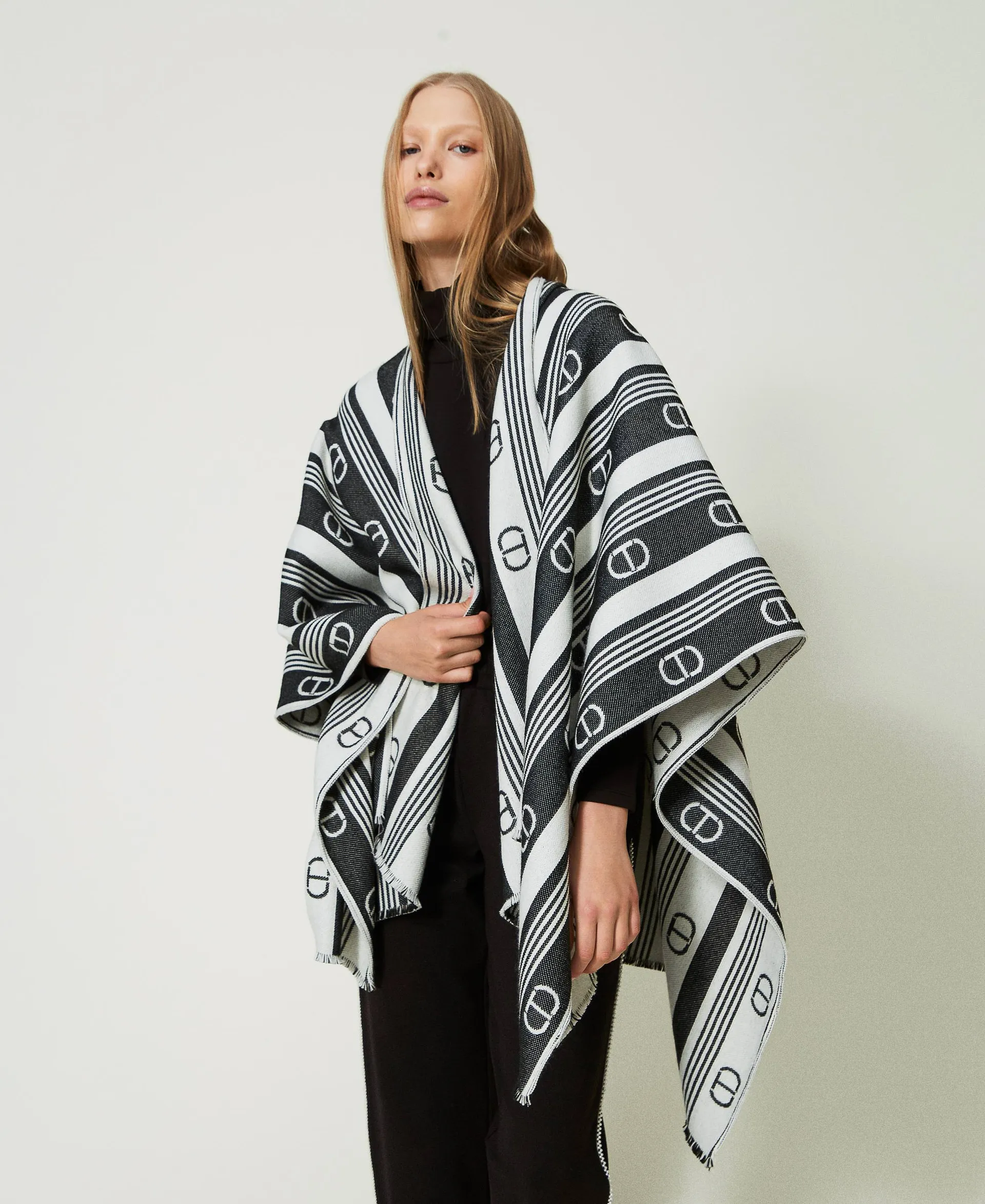 Poncho en laine mélangée jacquard avec rayures