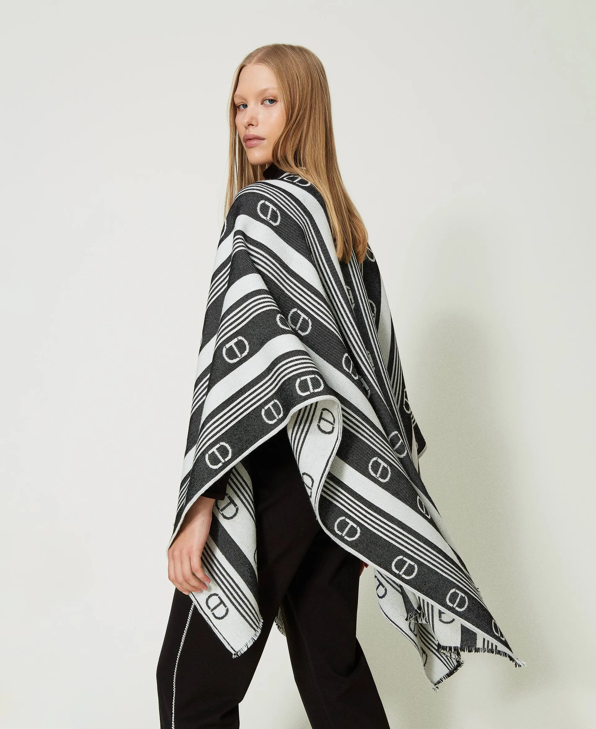 Poncho en laine mélangée jacquard avec rayures
