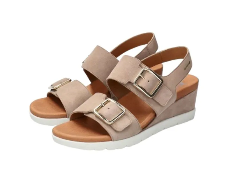 SANDALIA DE CUÑA CON VELCRO YSABEL MEPHISTO EN COLOR BEIGE