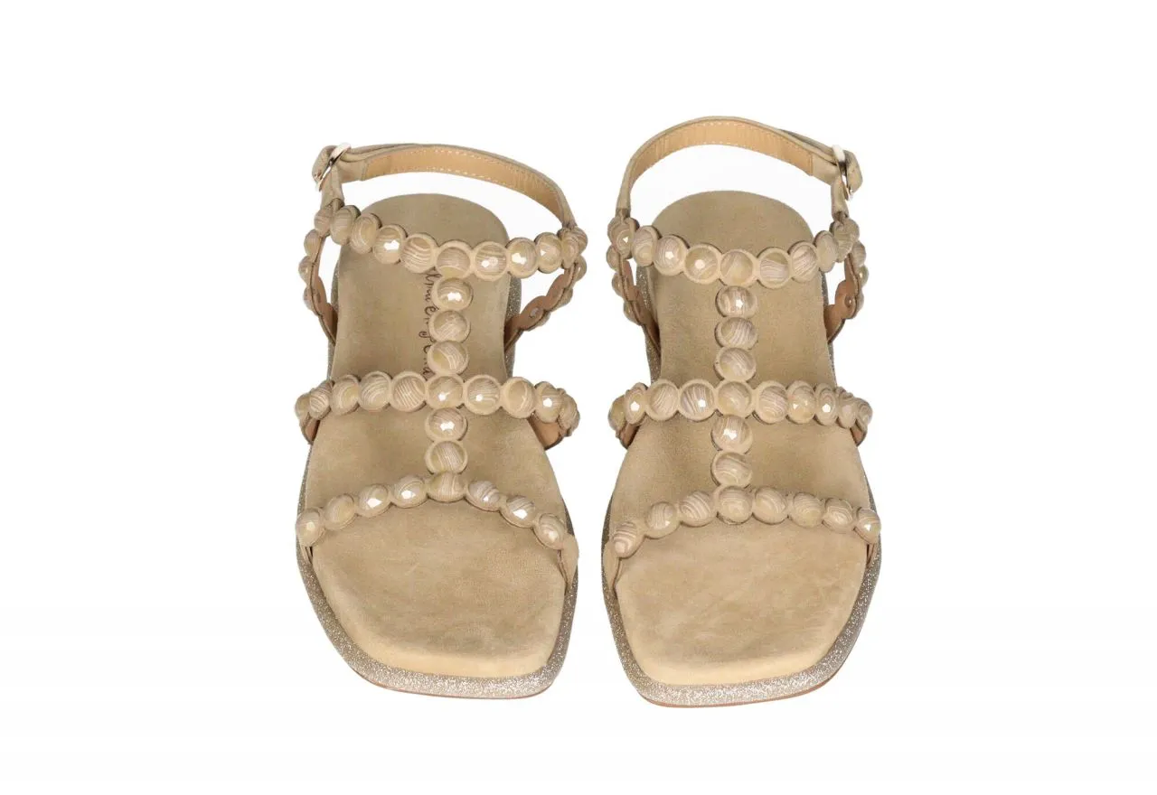 Sandalia t Nobuck Taupe Tiras Tachas Redondas Filo Brillantina Oro