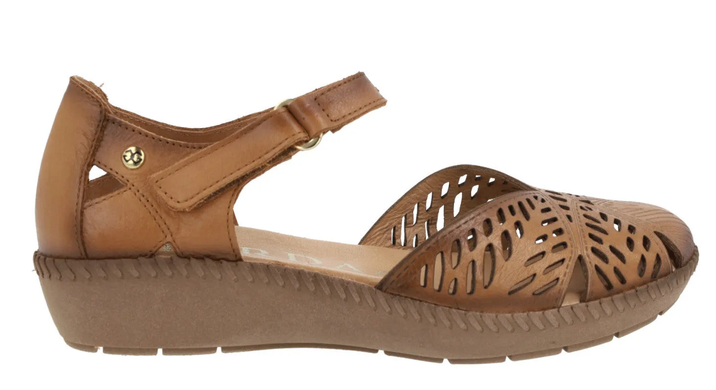 Sandalias de piel troqueladas con tira de velcro para mujer