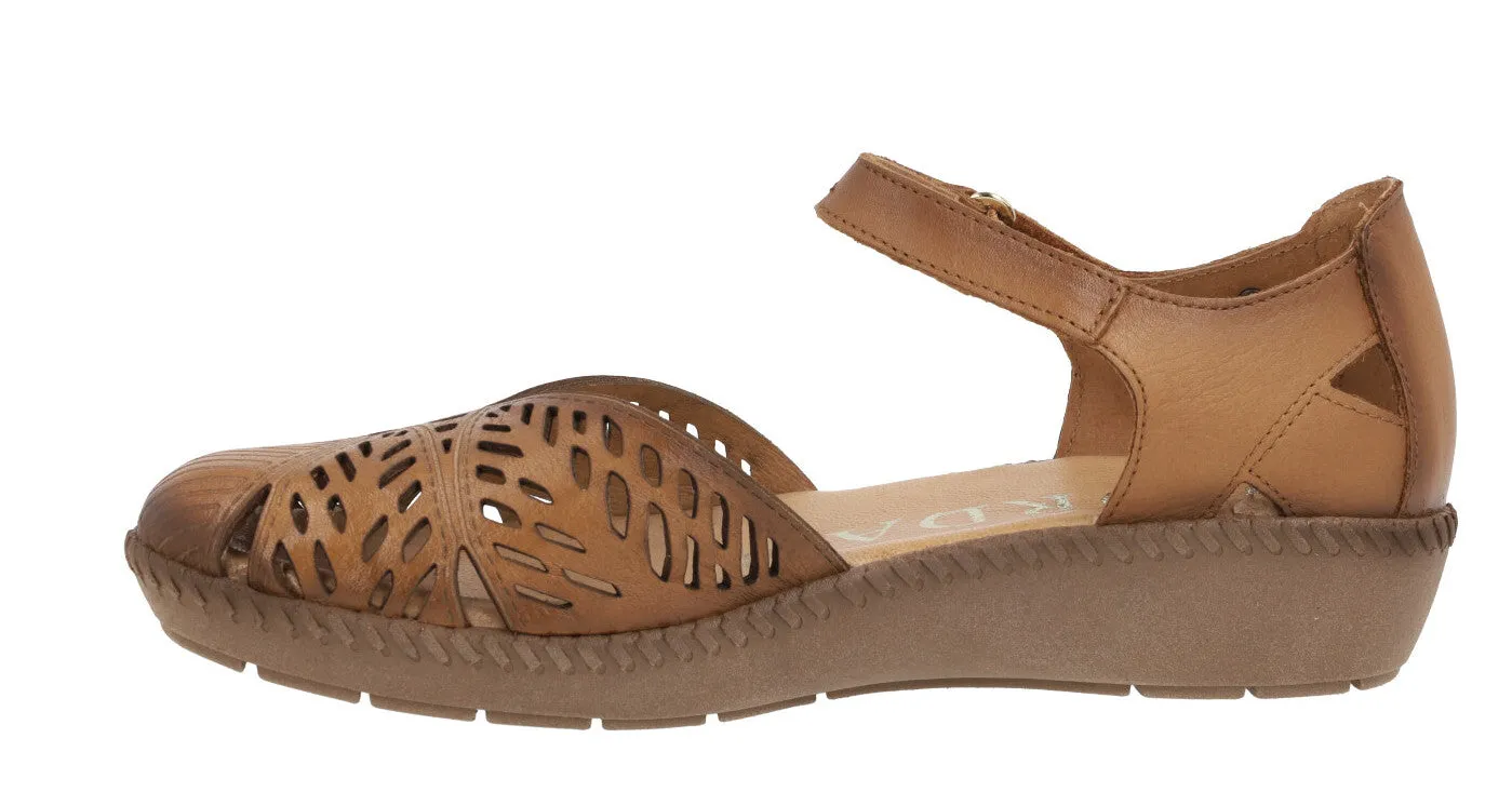 Sandalias de piel troqueladas con tira de velcro para mujer