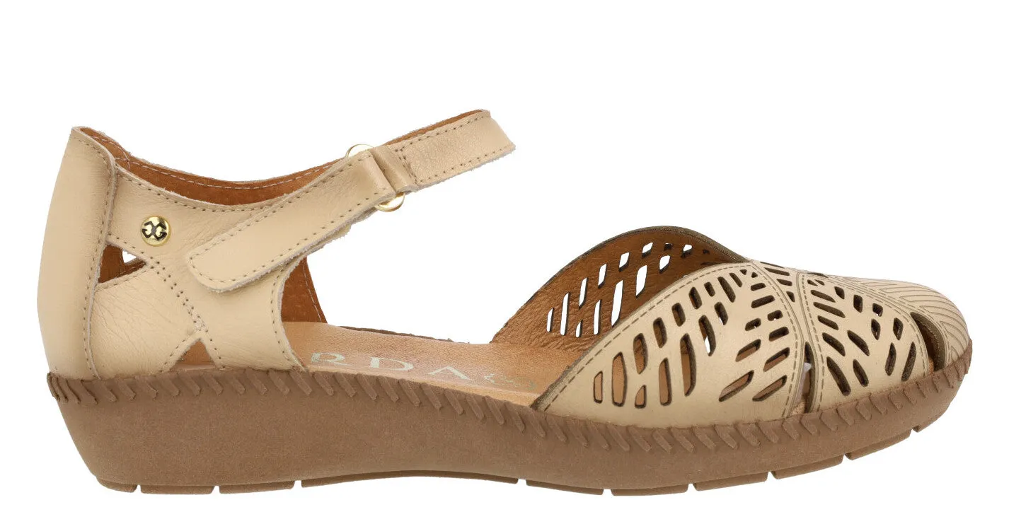 Sandalias de piel troqueladas con tira de velcro para mujer