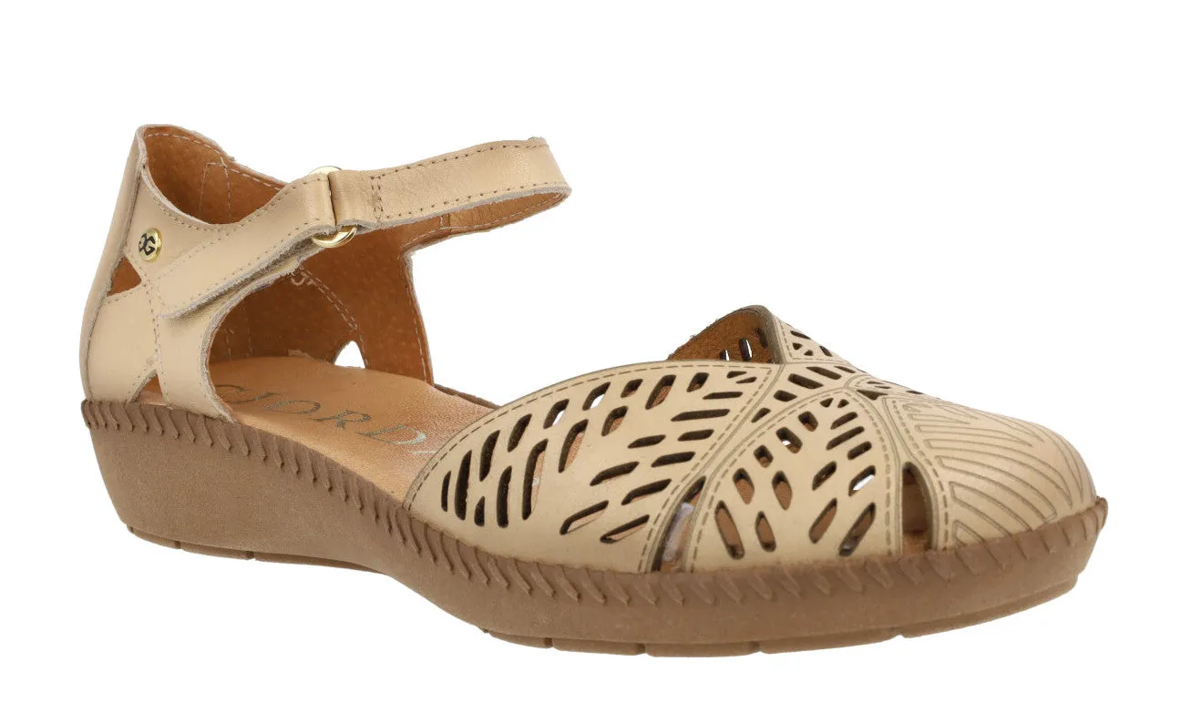 Sandalias de piel troqueladas con tira de velcro para mujer