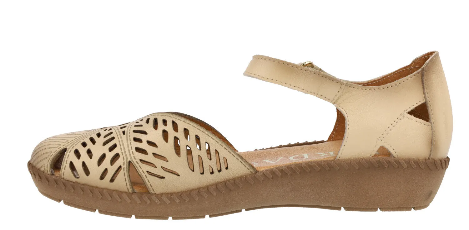 Sandalias de piel troqueladas con tira de velcro para mujer