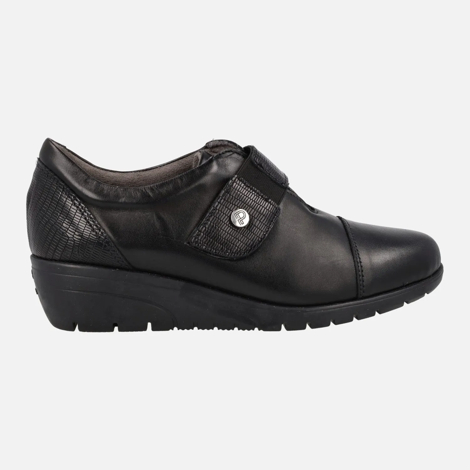 Zapatos confort negros con tira de velcro y cuña de goma