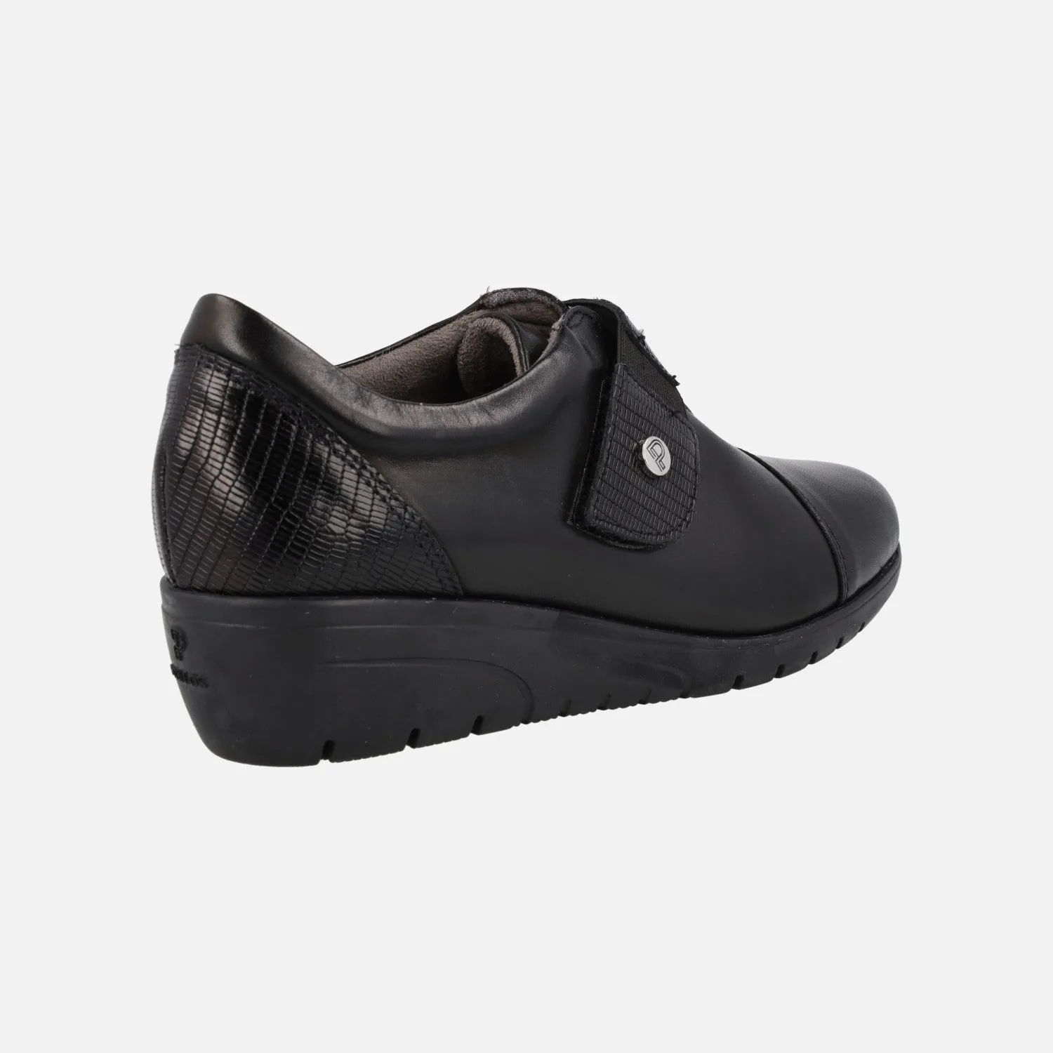 Zapatos confort negros con tira de velcro y cuña de goma